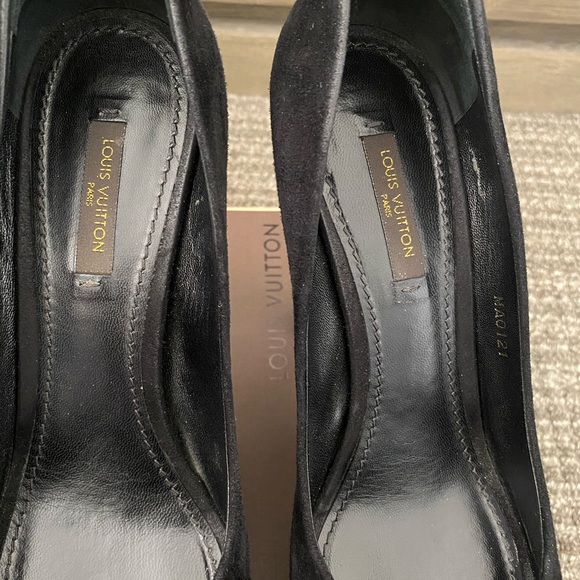 Louis Vuitton Suede Pumps with Large Bow - Picture 8 of 8